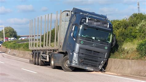 Lkw Kracht Nach Reifenplatzer In Betonwand A Zeitweise Voll Gesperrt