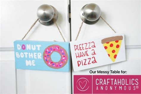 15 DIY Door Hanger Ideas For Your Home - Craftsy