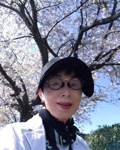 小川知子さんのインスタグラム写真 小川知子instagram 「桜🌸も最後ですねー。 今日は何もないので桜🌸を見ながらドライブ🚗 風が