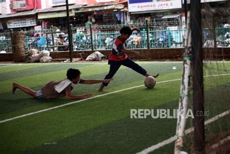 Lapangan Futsal Di Kolong Jalan Layang Ciputat Republika Online