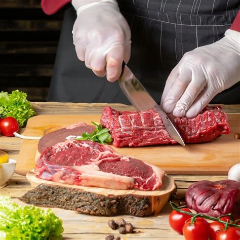 El Chef Corta La Carne En Filetes Sobre Una Tabla De Madera Diferentes