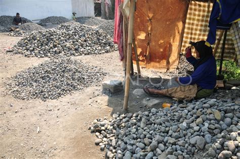 BURUH WANITA PEMECAH BATU ANTARA Foto