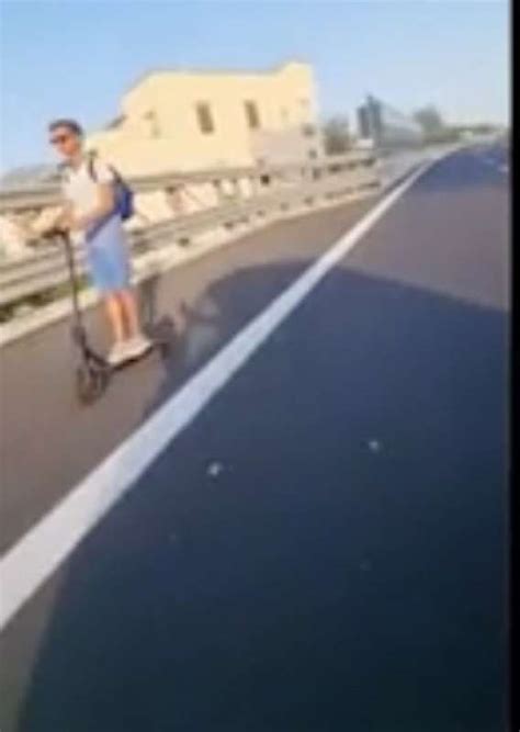 Ragazzo In Monopattino Sulla Autostrada A Napoli Salerno Dago