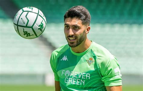 Betis Rui Silva Con Un Balón Durante Su Presentación