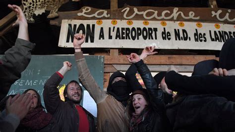 VIDEO On a gagné Les zadistes célèbrent leur victoire à Notre Dame