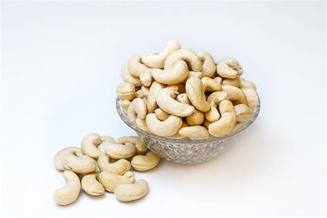 Cashew Nuts W Kaju Packaging Size Kg At Rs Kg In Navi