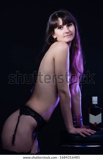 Chica Desnuda Con Un Vaso Y Foto De Stock 1684316485 Shutterstock