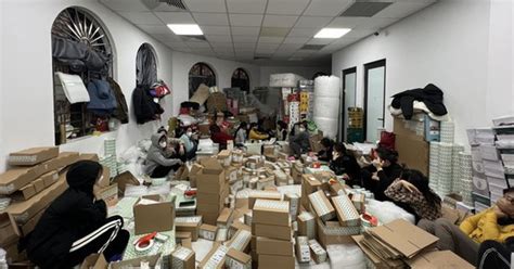 Đột kích kho hàng của hot girl livestream chốt hàng ngàn đơn mỗi phiên