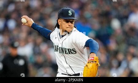 Seattle Mariners starting pitcher Luis Castillo (58) prepares to throw ...