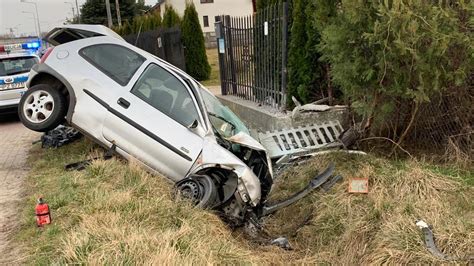 Duchnice koło Ożarowa Mazowieckiego Wypadek auto w rowie Dwie osoby