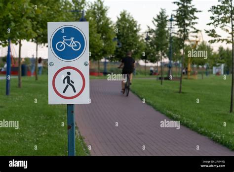 Panneau Routier Interdisant Les Pi Tons Cyclistes Autoris S Le