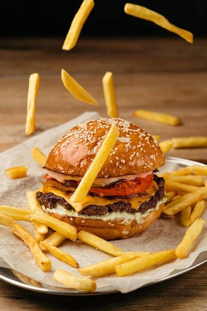 Hamburger Juteux Avec Galette De Boeuf Fromage Oignon Caram Lis Tomate