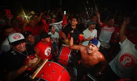 Per Vs Colombia Hinchas Realizaron Banderazo En La Puerta Del Hotel