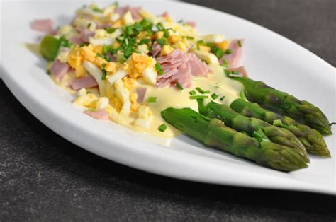 Frischer Gr Ner Spargel Mit Schinken Und Ei Aufgetischt Net