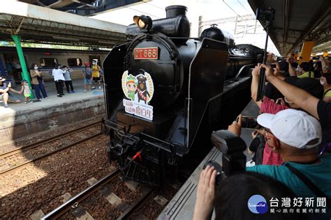 跟著國王蒸汽老火車去旅行 滿載著近300名乘客