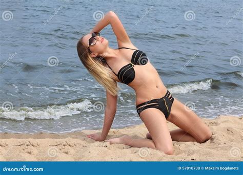 Mujer Joven Hermosa En Bikini En La Playa Soleada Foto De Archivo