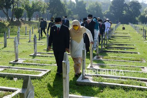 Ziarah Kubur Peringati 75 Tahun Bandung Lautan Api Republika Online