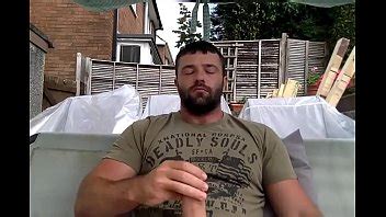 Tío hetero pajeándose en su patio trasero XVIDEOS