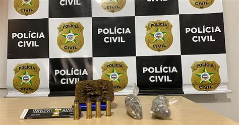 Após troca de tiros bandidos fogem e polícia apreende droga e munições