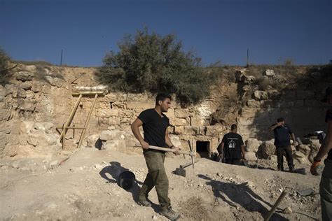 Israeli Archaeologists Excavating ‘jesus Midwife’ Tomb Winnipeg Free Press