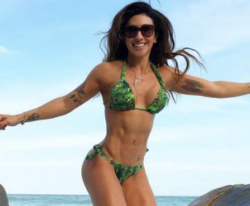 Jaque Khury Posa De Biqu Ni E Exibe Corpo Sarado Em Praia Feliz