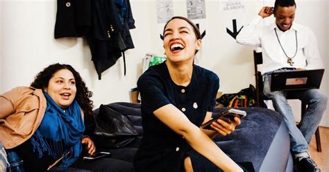 Quién es Alexandria Ocasio Cortez la ex bartender latina que sorprendió ganando las primarias