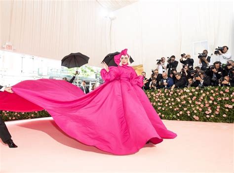 Extravagancia De Lady Gaga Atrapa Miradas En Alfombra De Gala Met