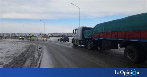 Un camión quedó cruzado del puente de Piedra Buena y cortó el tránsito