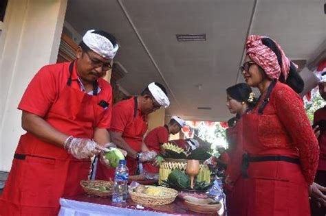 Lomba Membuat Rujak Dan Ngulat Tipat Semarakkan HUT Ke 78 Kemerdekaan