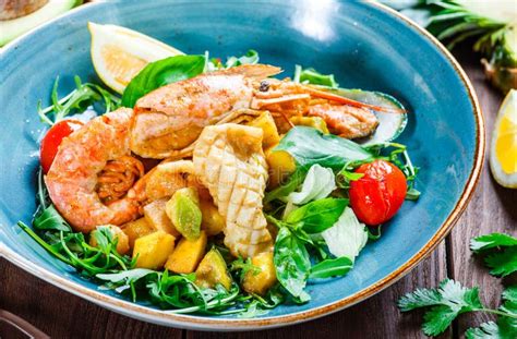 Ensalada De Los Mariscos Con Los Tomates De Los Mejillones De Los