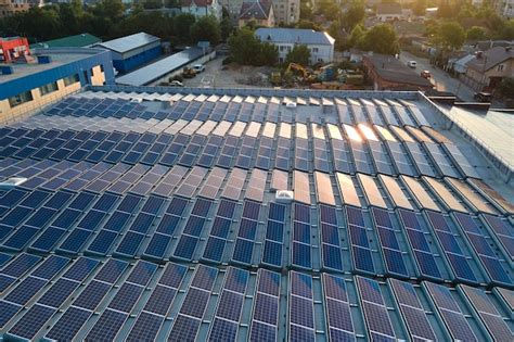 Painéis solares fotovoltaicos azuis montados no telhado do edifício