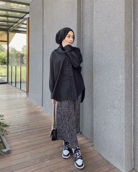 5 OOTD Kemeja Hitam Dengan Rok Dan Celana Cocok Untuk Hijabers