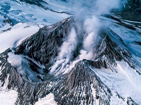 dangerous volcanoes  america