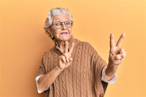 Mujer Mayor De Pelo Gris Con Ropa Informal Y Gafas Sonriendo Mirando A