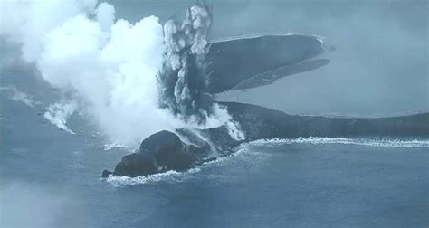 「これが映画じゃなくて現実に起きてるのがすげー！」硫黄島新島が噴火した瞬間、撮影に成功