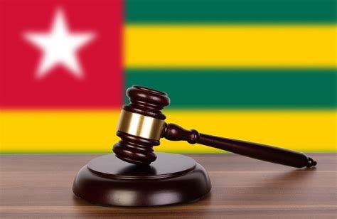 Wooden gavel and flag of Sierra Leone - Creative Commons Bilder