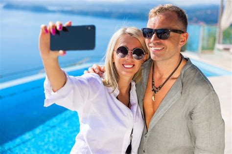 Pareja Haci Ndose Una Foto Selfie Junto A La Piscina Del Hotel Mientras