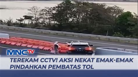 NEKAT Emak Emak Pindahkan Pembatas Jalan Tol Demi Putar Balik Mobil