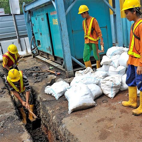 Warna Warni Helm Keselamatan Pekerja Proyek Ternyata Ada Maknanya Lho