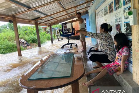 Korban Banjir Di Natuna Butuh Bantuan Makanan Pakaian Dan Alas Tidur