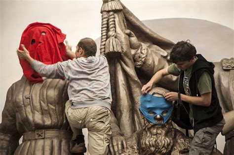 est 一些攝影 some photos Pussy Riot supporters WWII heroes monument subway station in