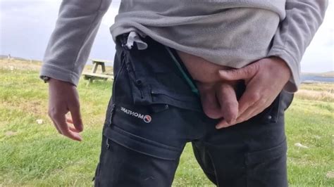Pisser En Public Sortir Ma Bite Près De Laire De Pique nique Sur La Plage et Pisser Pornhub Gay