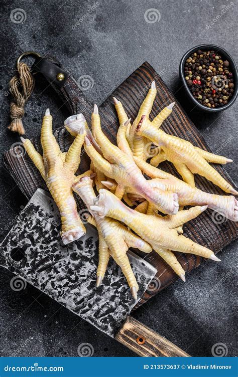 Pies De Pollo Crudos En Carnicero Tabla De Cortar Con Cuchillo Fondo