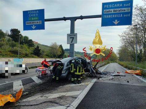 Ennesimo Incidente In Abruzzo Auto Si Schianta Contro Guardrail Vivo