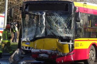 Poważny wypadek autobusu w Warszawie na al Wilanowskiej Są ranni