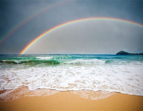 Mar Tempestuoso Y Cielo Nublado Con El Arco Iris Imagen De Archivo