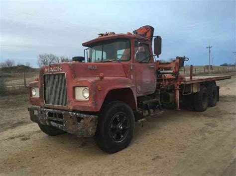 Mack R600 1976 Bucket Boom Trucks