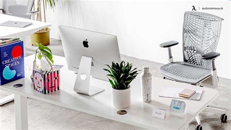 10 Ideas Desk Decorations For Office To Create A Professional Workspace