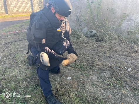 Під час прогулянки у лісі на Рівненщині люди знайшли авіабомбу Область Новини Рівного та