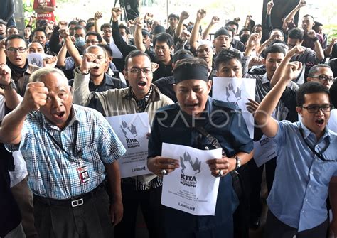 TOLAK PUTUSAN PIMPINAN KPK ANTARA Foto